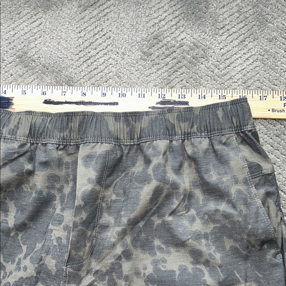 Vuori Men’s Camo Athletic Shorts Olive Green Size L Performance Lined - Picture 9 of 12